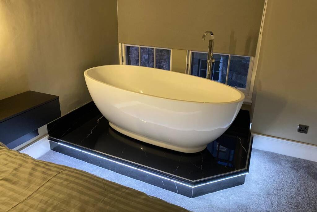 Luxury Royal Mile Boutique 2Bedroom Apartment Edinburgh Ngoại thất bức ảnh